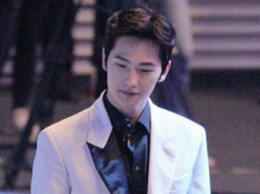 那些有黑料的明星视频在线观看网站,_明星记者关系分析_娱乐圈媒体红黑榜2021